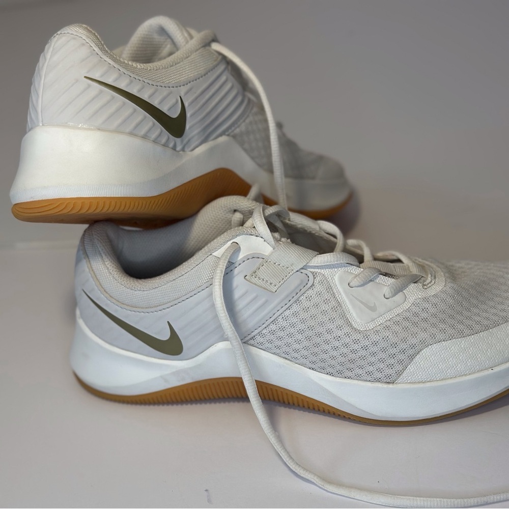 NEW excellent condition worn 1 or 2 times  Nike white sneaker SZ 9.5